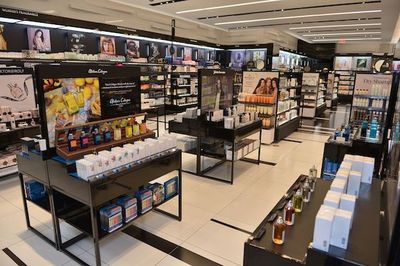 為什么化妝品商店越長越像？一場精心設計的心理游戲